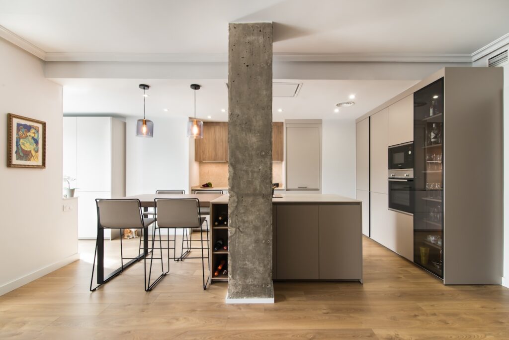 Cocina con columna e isla